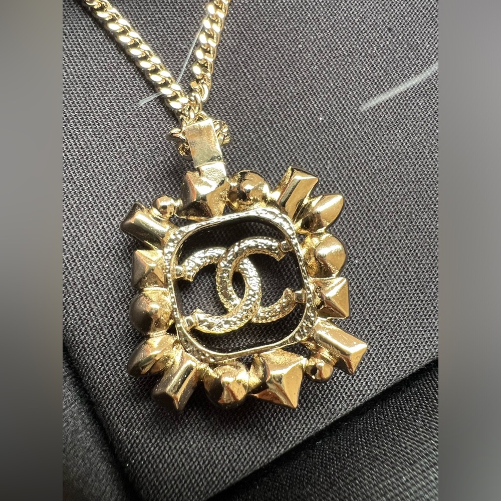 New authentic CHANEL CC strass pendant
Crystal CC 23P Necklace in gold color - Picture 10 of 11